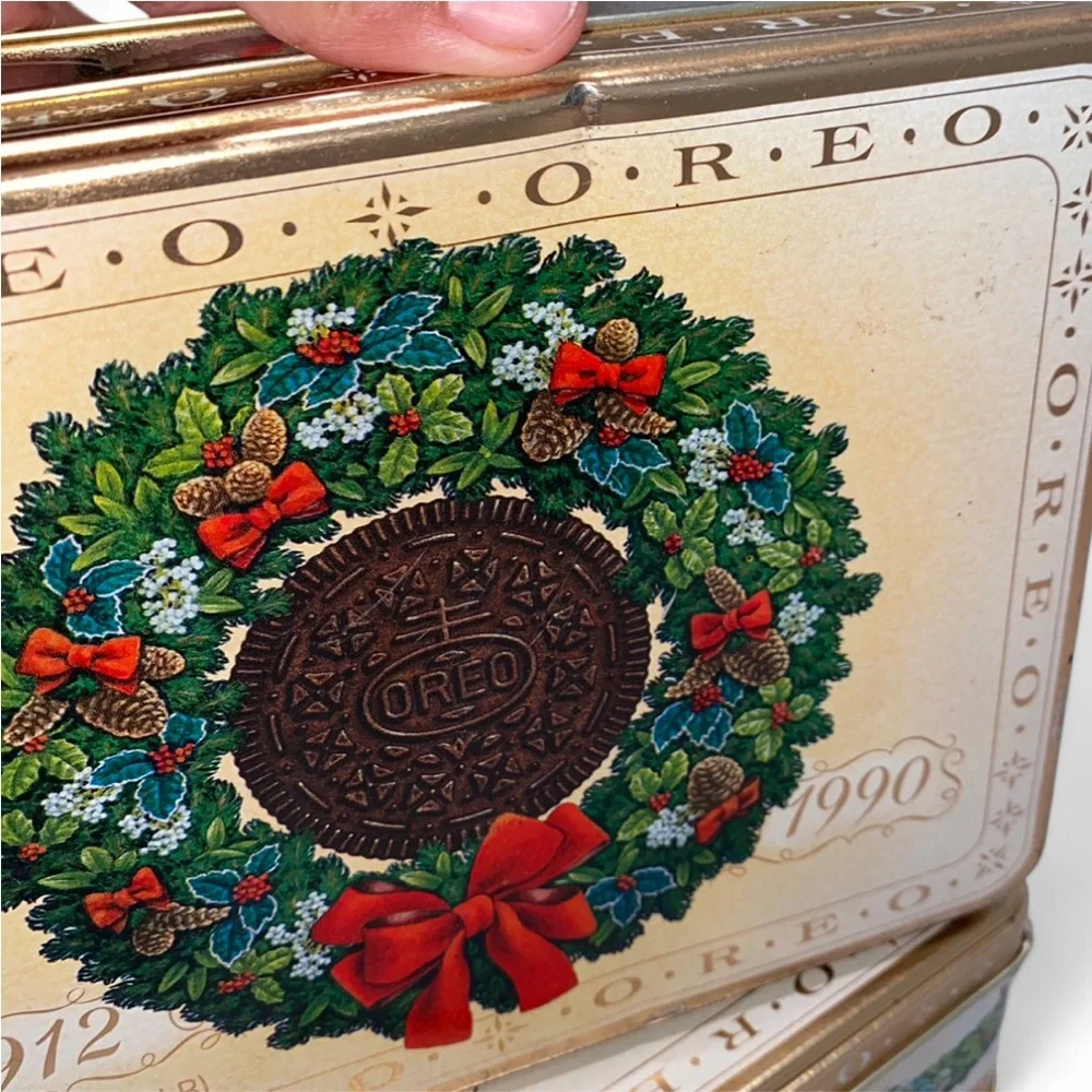 Oreo 90’s Holiday Tin with Festive Wreath Design